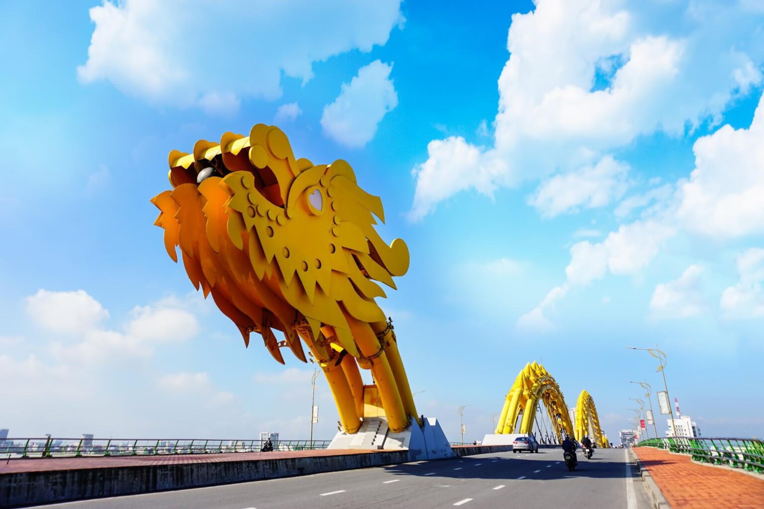 【2024年ダナン観光】火を吹く橋!?ダナンの観光名所「ドラゴン橋」をご紹介!ファイヤーショーの様子も Danang Holic