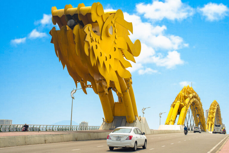 【2024年ダナン観光】火を吹く橋！？ダナンの観光名所「ドラゴン橋」をご紹介！ファイヤーショーの様子も Danang Holic