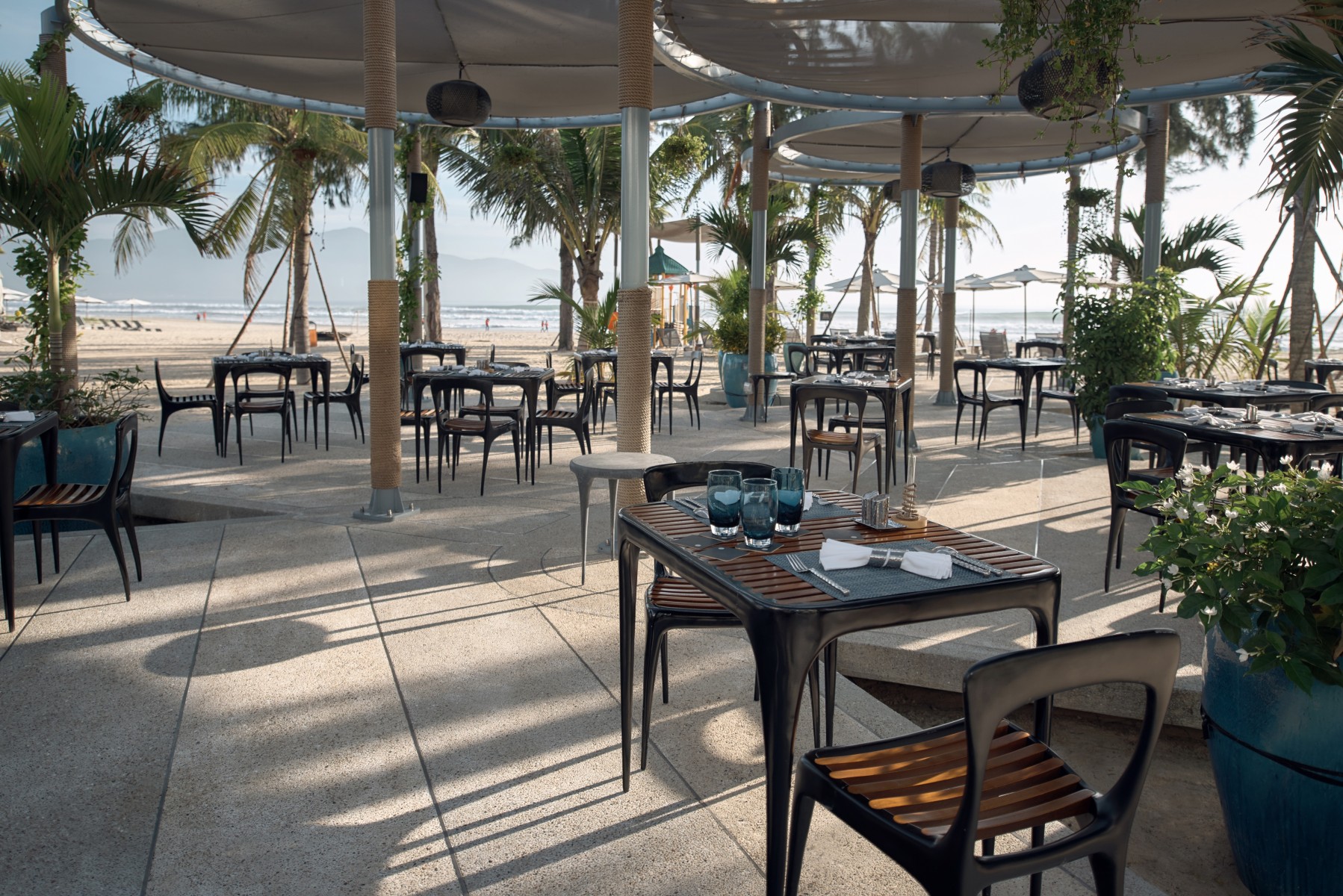 azure-beach-lounge-at-pullman-danang-beach-resort-outside2