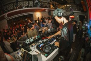 ダナンの夜をもっとアツく！「BLENDS SOCIAL BAR」で海外気分の夜遊び体験